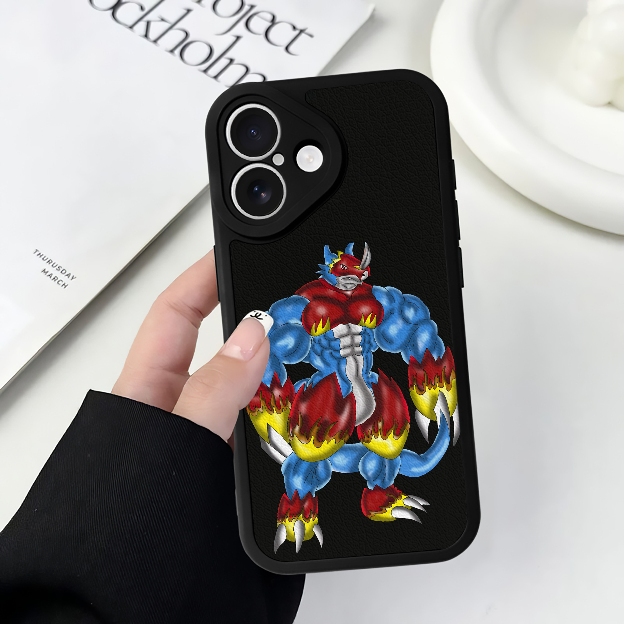 （画像用） Digimon デジタルモンスター/デジモン 【iPhone 16シリーズ対応】シリコンスマホケース（レザー調） 材質：シリコン